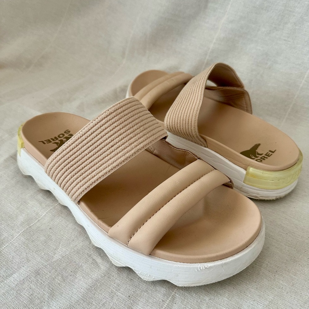 SOREL Tan and White Modern Sandals with Wide Straps